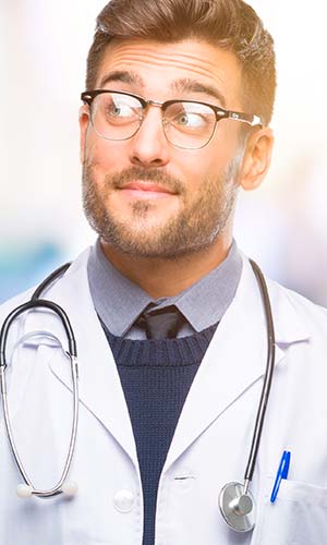 мужчина врач в очках и белом халате